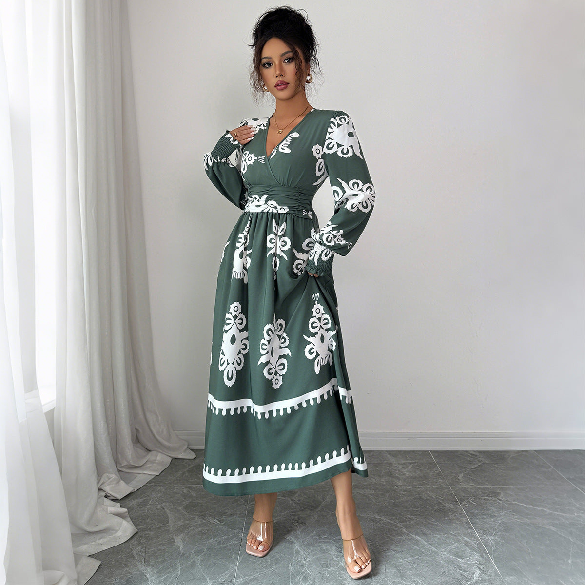 Polyester Chic – Robe longue manches imprimé ethnique vert armée